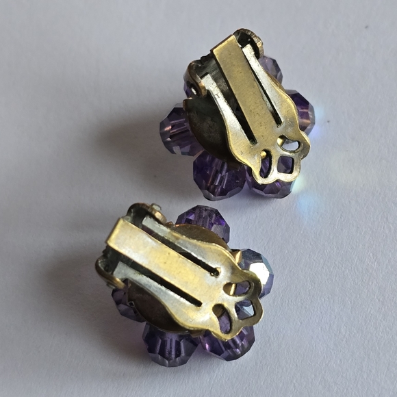 Vintage earrings purple AB beads gold tone clip on sparkly retro beaded - Picture 8 of 9
